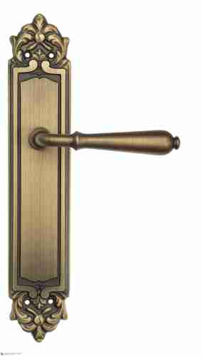 Дверная ручка Venezia "CLASSIC" на планке PL96 матовая бронза