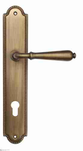 Дверная ручка Venezia "CLASSIC" CYL на планке PL98 матовая бронза