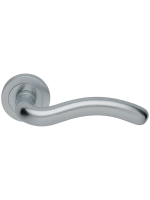 Ручка дверная Morelli Luxury SNAKE R2 CSA раздельная на круглой розетке, цвет матовый хром, латунь