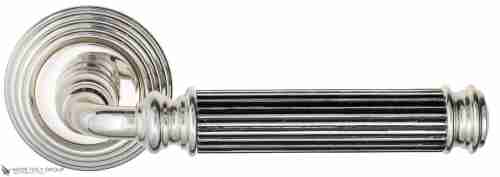 Дверная ручка Venezia "MOSCA" D8 натуральное серебро + черный